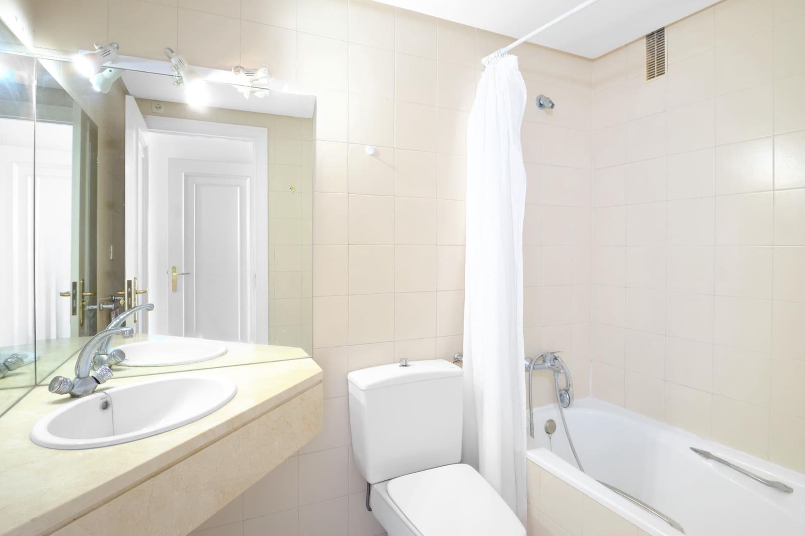 2 bedroom Apartment for sale in Marbella with pool garage - € 660,000 (Ref: 10155295)