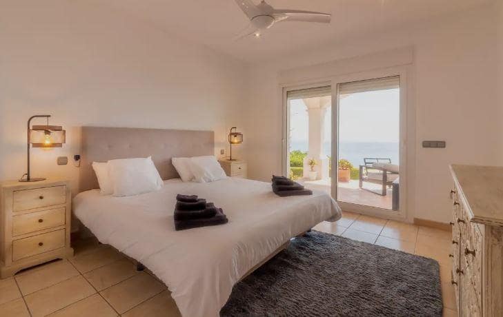 4 bedroom Villa for sale in Manilva with pool - € 1,299,500 (Ref: 9369128)