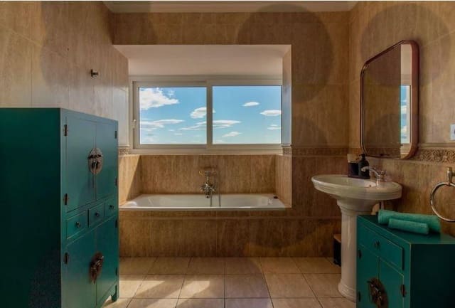 4 soveværelse Villa til salg i Manilva med swimmingpool - € 1.299.500 (Ref: 9369128)