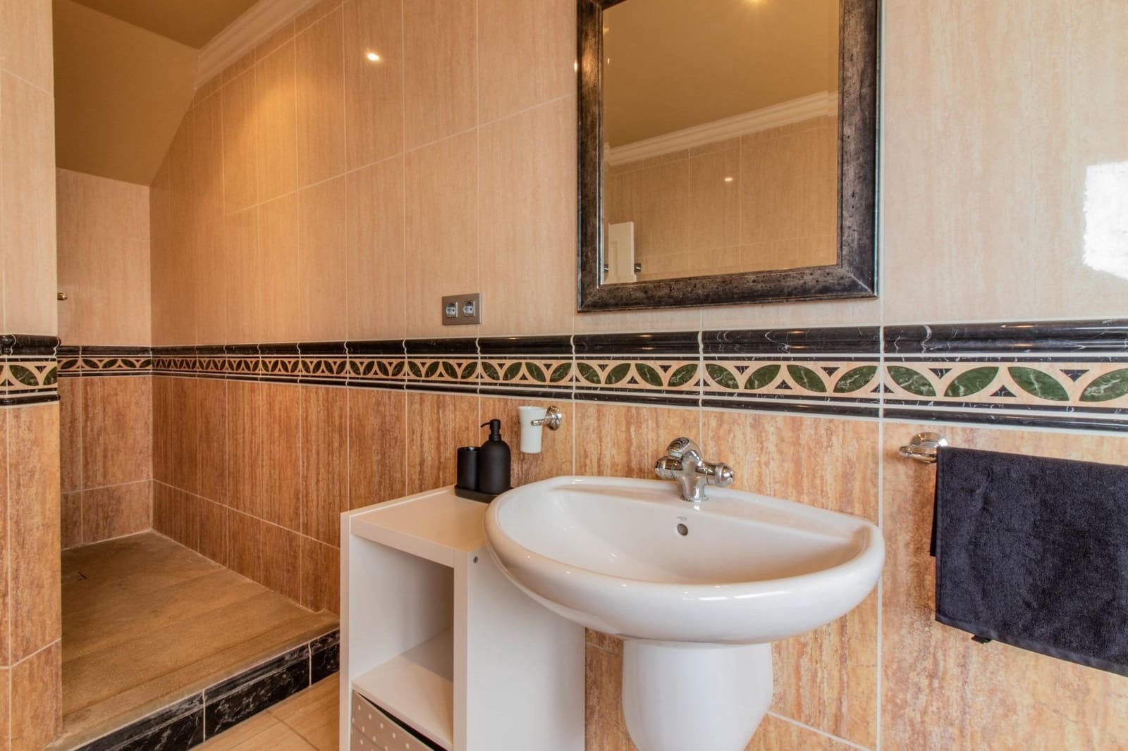 4 bedroom Villa for sale in Manilva with pool - € 1,299,500 (Ref: 9369128)