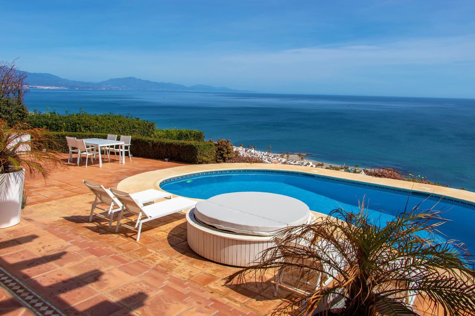 4 bedroom Villa for sale in Manilva with pool - € 1,299,500 (Ref: 9369128)