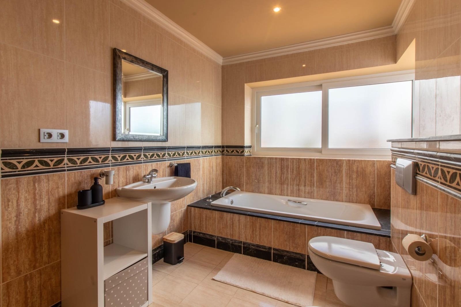 4 bedroom Villa for sale in Manilva with pool - € 1,299,500 (Ref: 9369128)