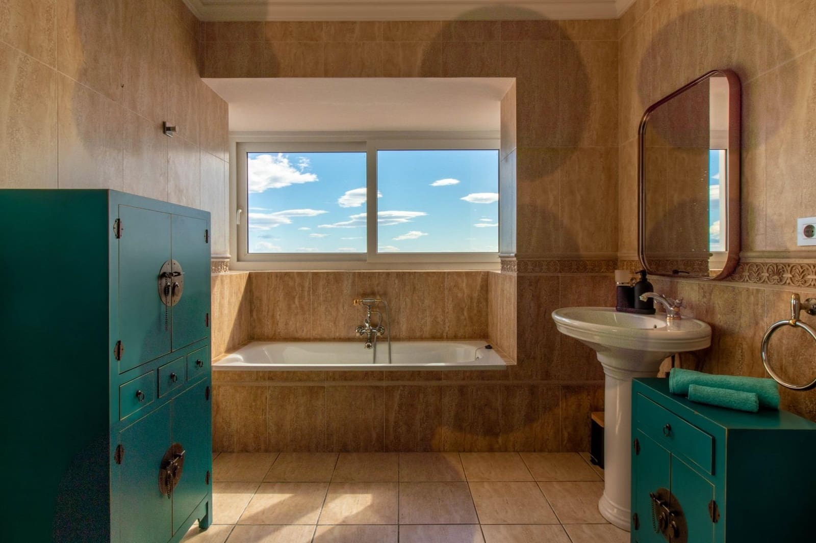 4 bedroom Villa for sale in Manilva with pool - € 1,299,500 (Ref: 9369128)