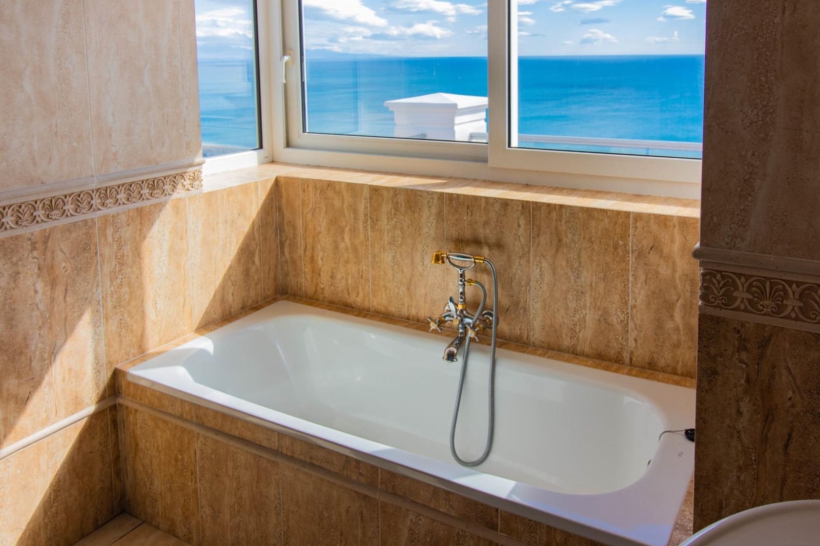 4 bedroom Villa for sale in Manilva with pool - € 1,299,500 (Ref: 9369128)