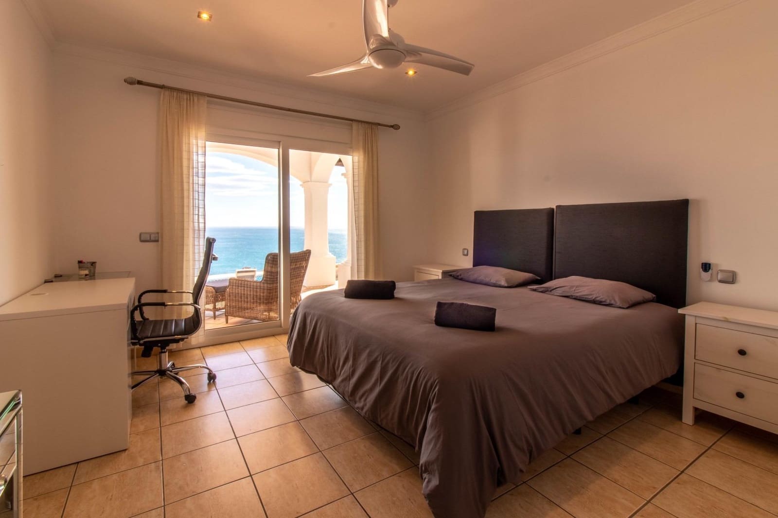 4 bedroom Villa for sale in Manilva with pool - € 1,299,500 (Ref: 9369128)