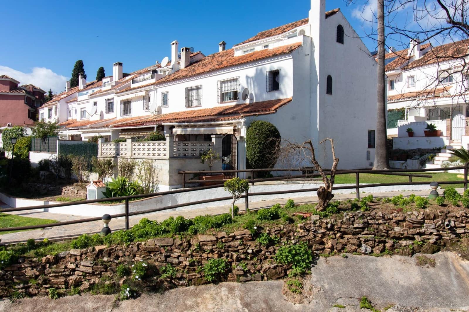 4 bedroom Semi-detached Villa for sale in Marbella with pool - € 921,643 (Ref: 9571133)