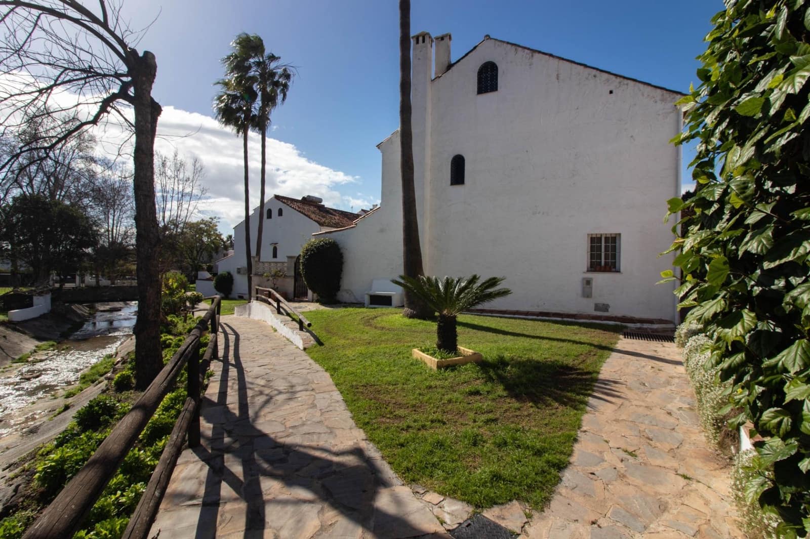 4 bedroom Semi-detached Villa for sale in Marbella with pool - € 921,643 (Ref: 9571133)