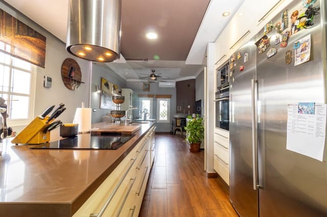 Chalet de 3 habitaciones en Torremolinos en venta con piscina garaje - 830.459 € (Ref: 9639483)