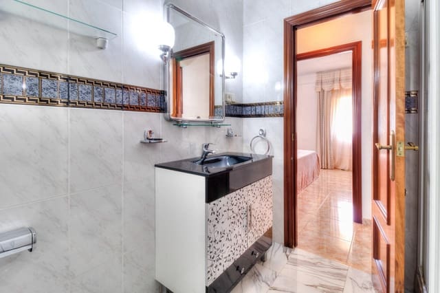 2 bedroom Flat for sale in La Luz, Málaga city - € 249,900 (Ref: 9942504)