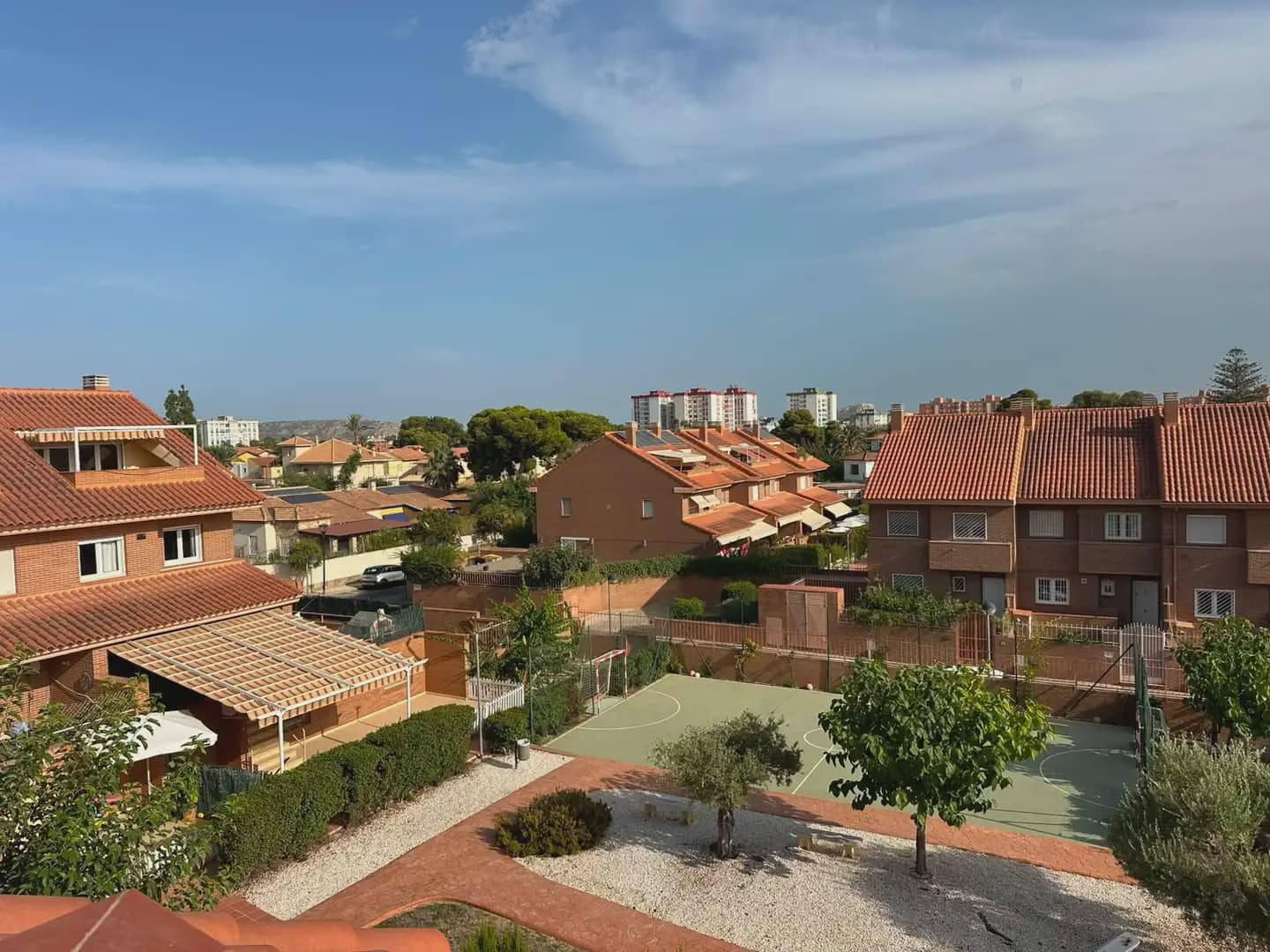 4 soveværelse Byhus til leje i Alicante by med swimmingpool garage - € 2.300 (Ref: 10036270)