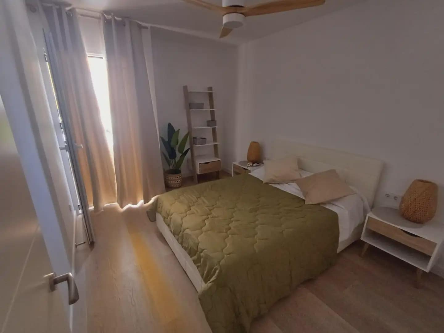 4 bedroom Townhouse for rent in Alicante / Alacant city with pool garage - € 3,500 (Ref: 10042255)