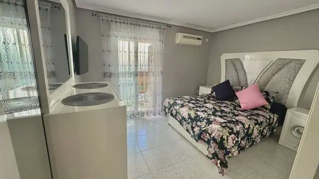 4 soveværelse Lejlighed til salg i Alicante by - € 160.000 (Ref: 10145368)