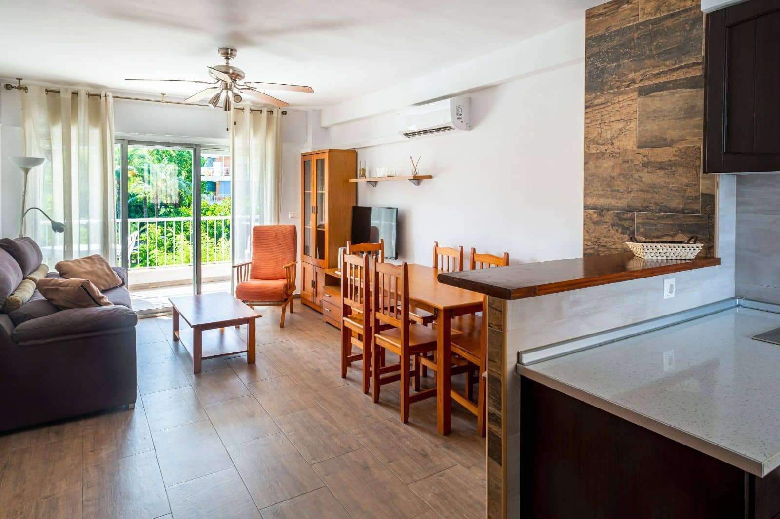 2 soveværelse Lejlighed til leje i Alicante by med swimmingpool garage - € 1.050 (Ref: 7521552)