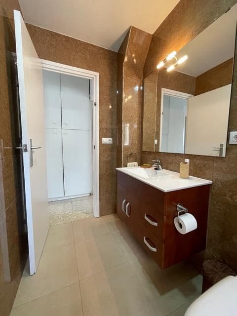 3 sovrum Lägenhet att hyra i Alicante stad med pool garage - 1 100 € (Ref: 7537341)