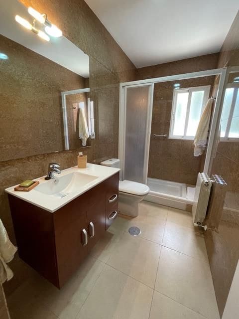 3 sovrum Lägenhet att hyra i Alicante stad med pool garage - 1 100 € (Ref: 7537341)