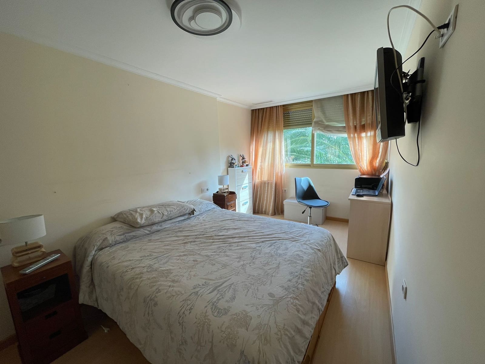 2 soveværelse Lejlighed til leje i Alicante by med swimmingpool garage - € 950 (Ref: 7596612)