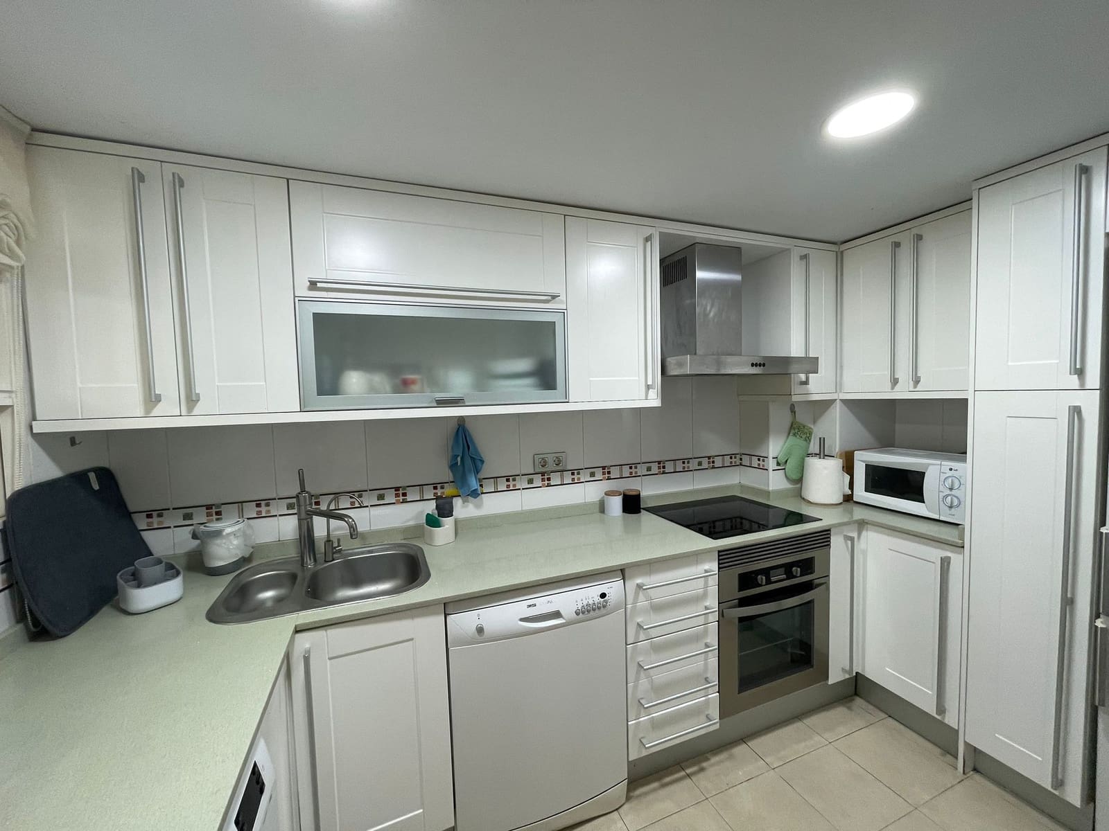 2 soveværelse Lejlighed til leje i Alicante by med swimmingpool garage - € 950 (Ref: 7596612)