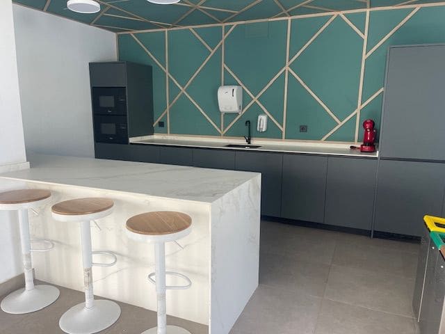 Appartement de 2 chambres à louer à Alicante ville avec piscine garage - 2 200 € (Ref: 7910804)