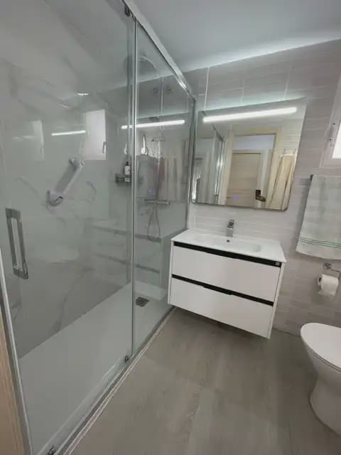 2 slaapkamer Flat te huur in Alicante stad met zwembad garage - € 2.000 (Ref: 7913679)