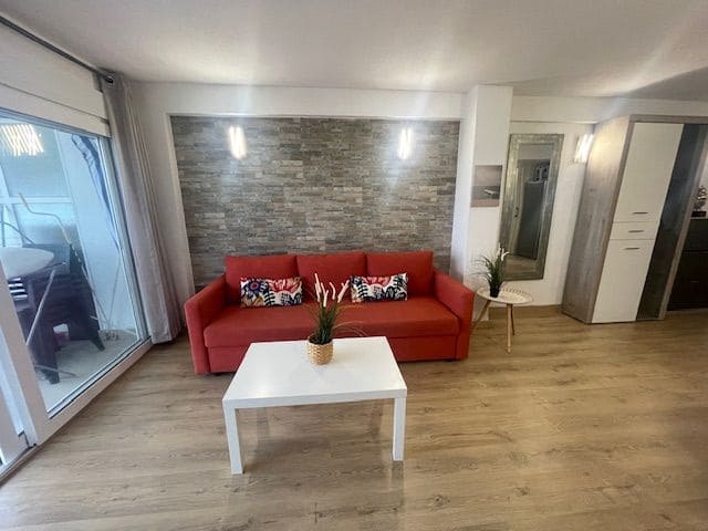 2 soveværelse Lejlighed til leje i Alicante by med swimmingpool garage - € 1.250 (Ref: 7923977)