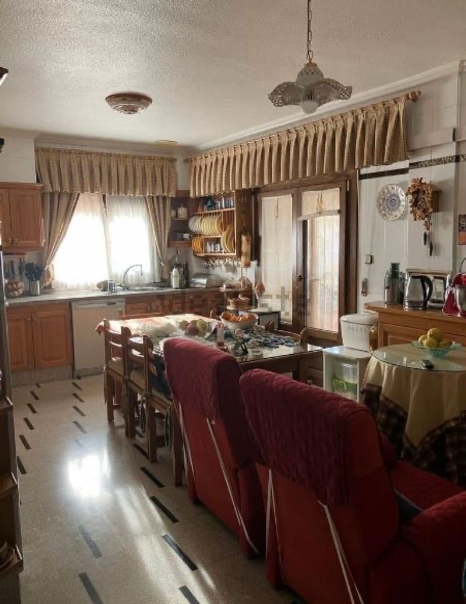 6 soveværelse Rækkehus til salg i Pinoso med garage - € 425.000 (Ref: 8117467)