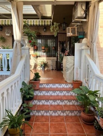 6 slaapkamer Rijtjeshuis te koop in Pinoso met garage - € 425.000 (Ref: 8117467)