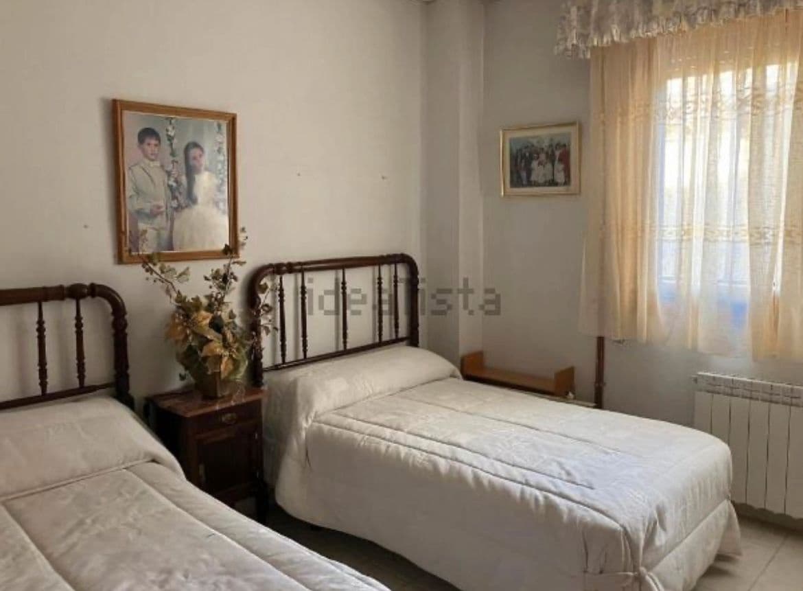 6 soveværelse Rækkehus til salg i Pinoso med garage - € 425.000 (Ref: 8117467)