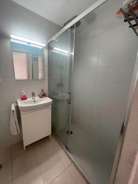 2 soveværelse Lejlighed til leje i Alicante by med swimmingpool garage - € 1.100 (Ref: 8292497)