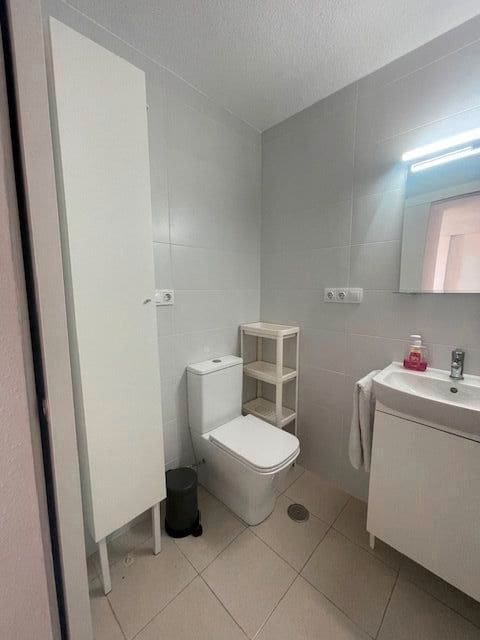 2 soveværelse Lejlighed til leje i Alicante by med swimmingpool garage - € 1.100 (Ref: 8292497)