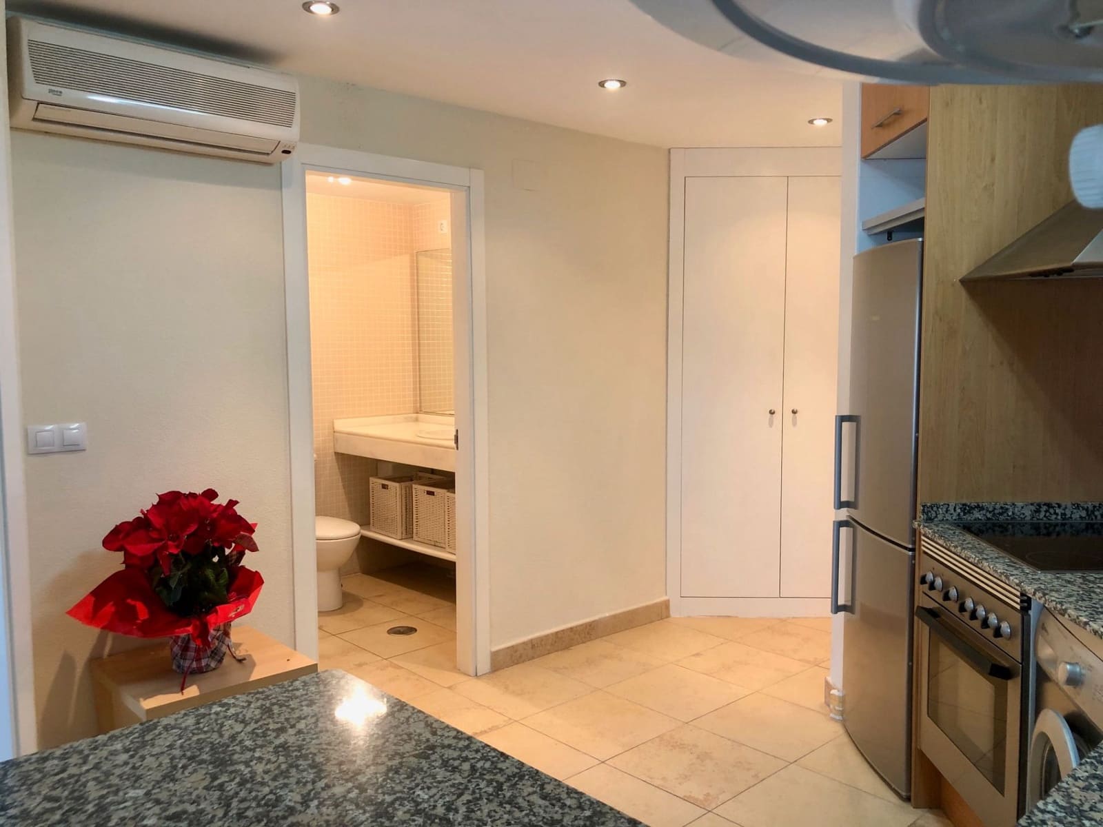 Beach Apartment for rent in Alicante / Alacant city with pool garage - € 1,200 (Ref: 8292500)