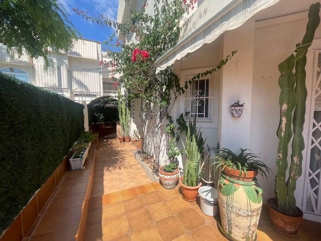 3 soverom Rekkehus til leie i Playa de Muchavista, El Campello med svømmebasseng garasje - € 1 350 (Ref: 8297362)