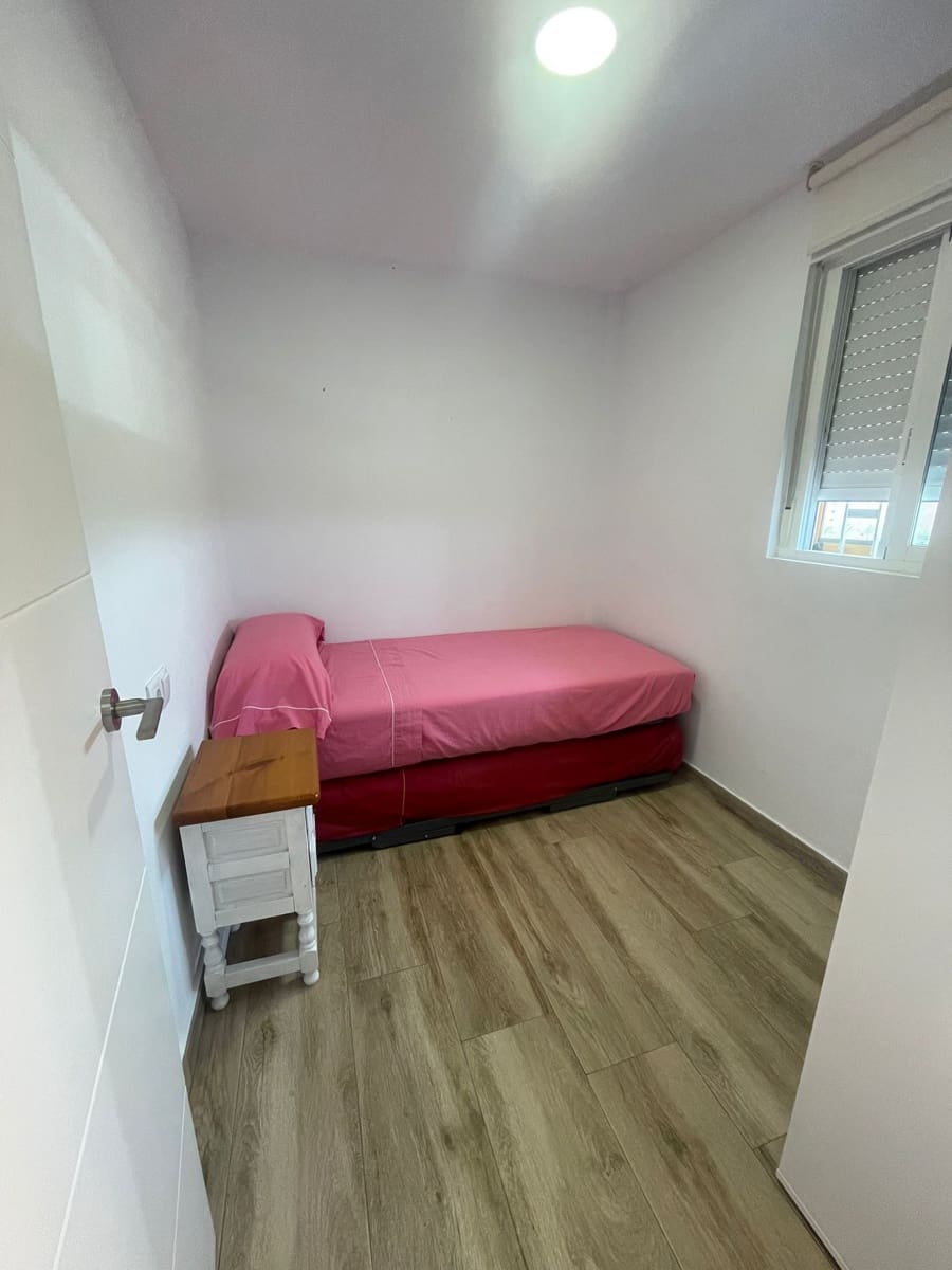 2 soveværelse Lejlighed til leje i Alicante by med swimmingpool garage - € 950 (Ref: 8329508)