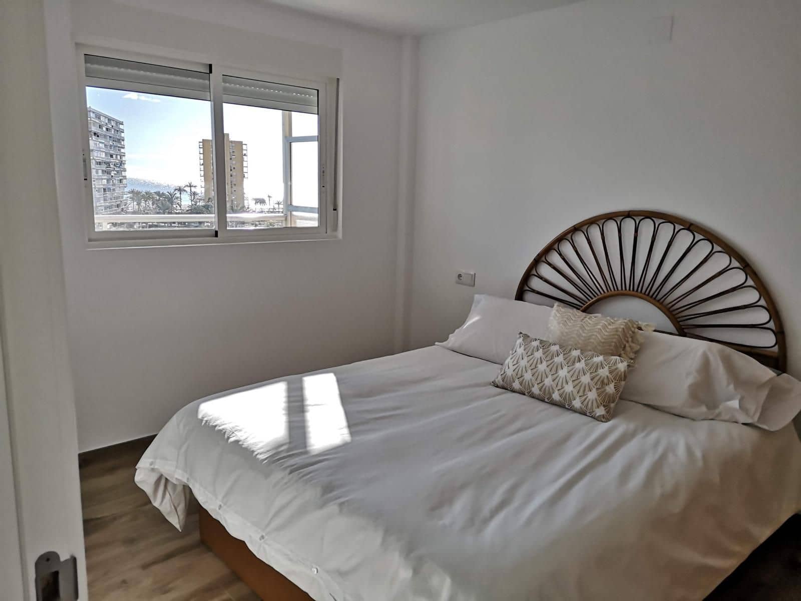 2 soveværelse Lejlighed til leje i Alicante by med swimmingpool garage - € 950 (Ref: 8329508)