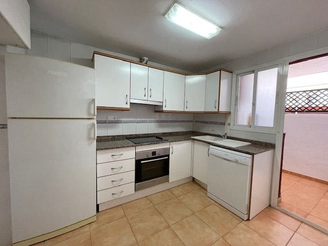 3 soveværelse Rækkehus til leje i Alicante by med swimmingpool garage - € 1.850 (Ref: 8361793)