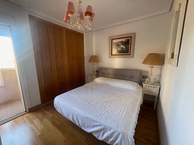 2 soverom Leilighet til leie i Alicante by med svømmebasseng garasje - € 1 190 (Ref: 8390155)