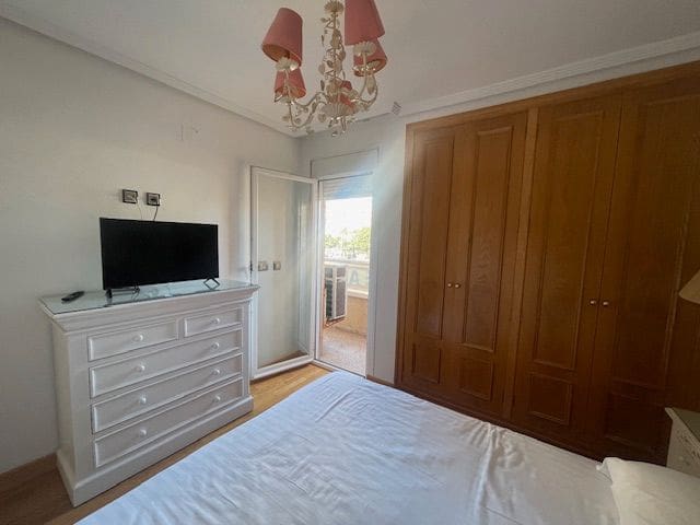 2 soverom Leilighet til leie i Alicante by med svømmebasseng garasje - € 1 190 (Ref: 8390155)