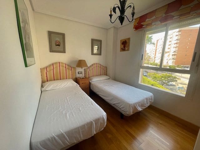 2 soverom Leilighet til leie i Alicante by med svømmebasseng garasje - € 1 190 (Ref: 8390155)