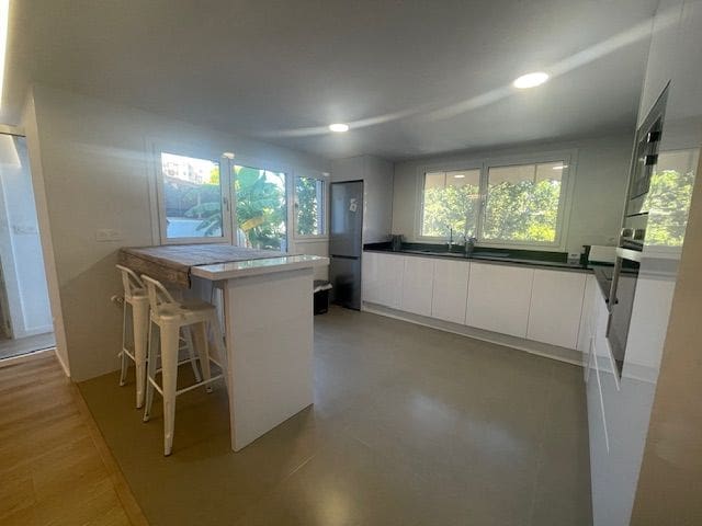 Villa/Maison Semi-Mitoyenne de 5 chambres à louer à Alicante ville avec piscine garage - 1 800 € (Ref: 8567642)