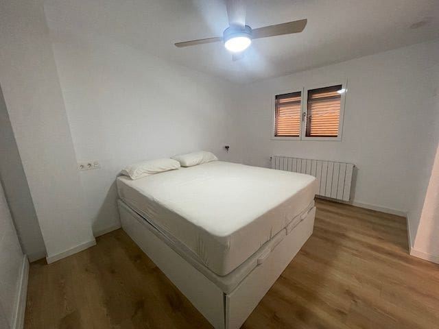 Villa/Maison Semi-Mitoyenne de 5 chambres à louer à Alicante ville avec piscine garage - 1 800 € (Ref: 8567642)
