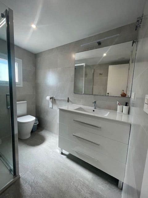 Villa/Maison Semi-Mitoyenne de 5 chambres à louer à Alicante ville avec piscine garage - 1 800 € (Ref: 8567642)