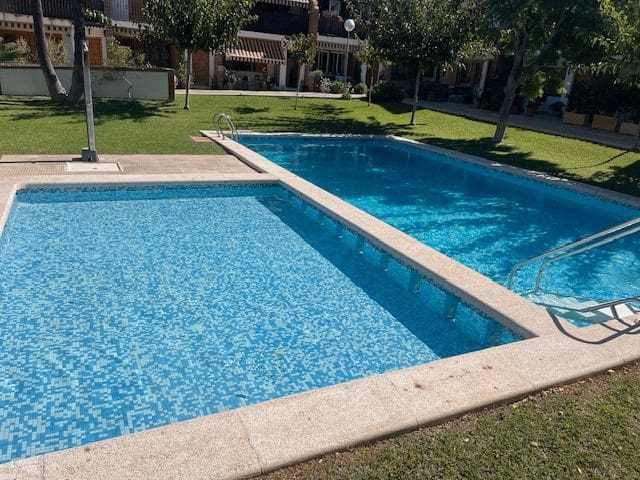 Villa/Maison Semi-Mitoyenne de 5 chambres à louer à Alicante ville avec piscine garage - 1 800 € (Ref: 8567642)