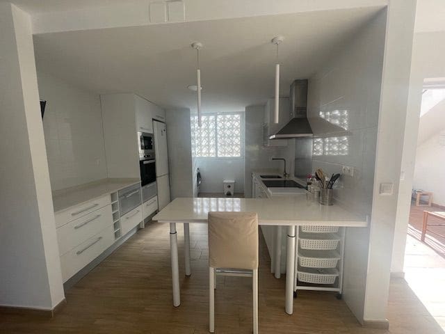 2 makuuhuone Asunto vuokrattavana paikassa Cabo de las Huertas, Alicante kaupunki mukana uima-altaan 
autotalli - 1 300 € (Ref: 8611560)