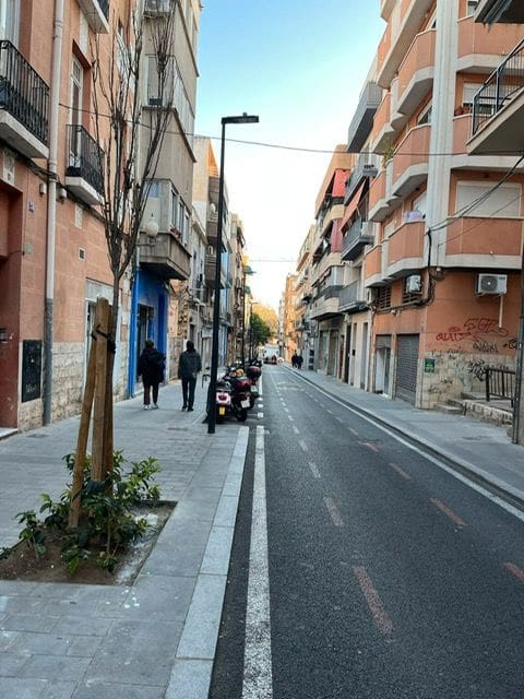 Commercieel te huur in Alicante stad - € 750 (Ref: 8803888)