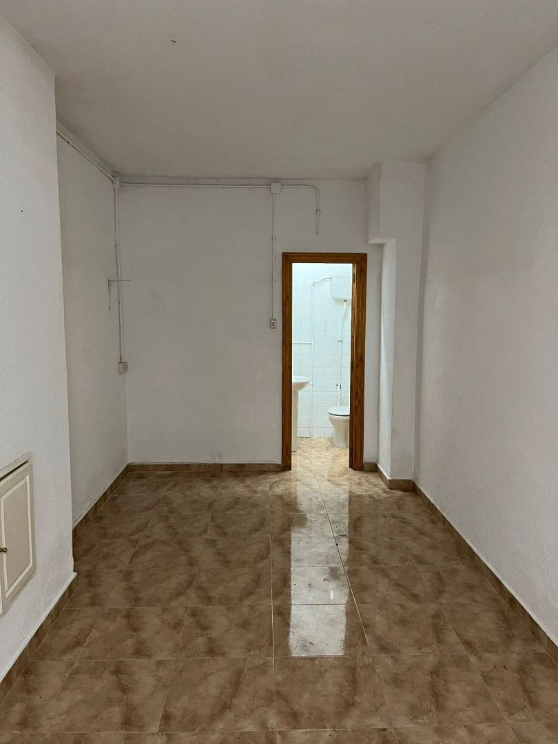 Commercieel te huur in Alicante stad - € 750 (Ref: 8803888)