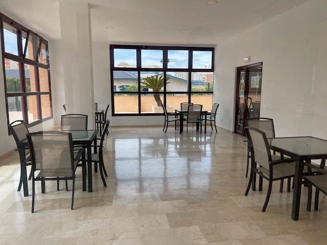 3 soveværelse Lejlighed til leje i Alicante by med swimmingpool garage - € 1.700 (Ref: 8960988)