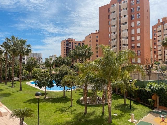 3 soveværelse Lejlighed til leje i Alicante by med swimmingpool garage - € 1.700 (Ref: 8960988)