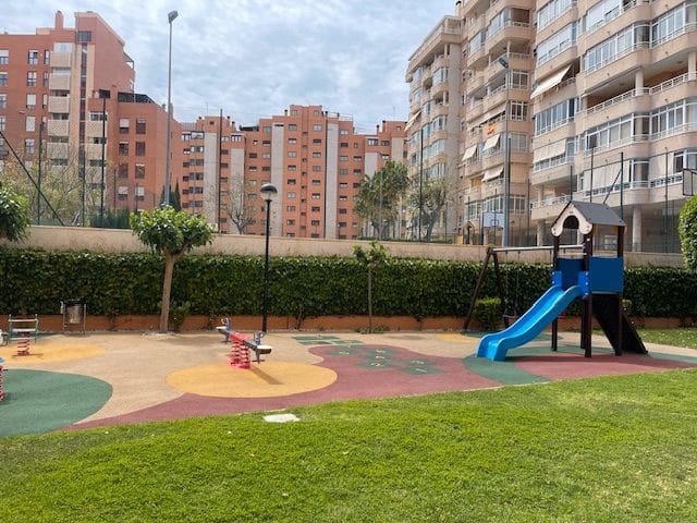 3 soveværelse Lejlighed til leje i Alicante by med swimmingpool garage - € 1.700 (Ref: 8960988)