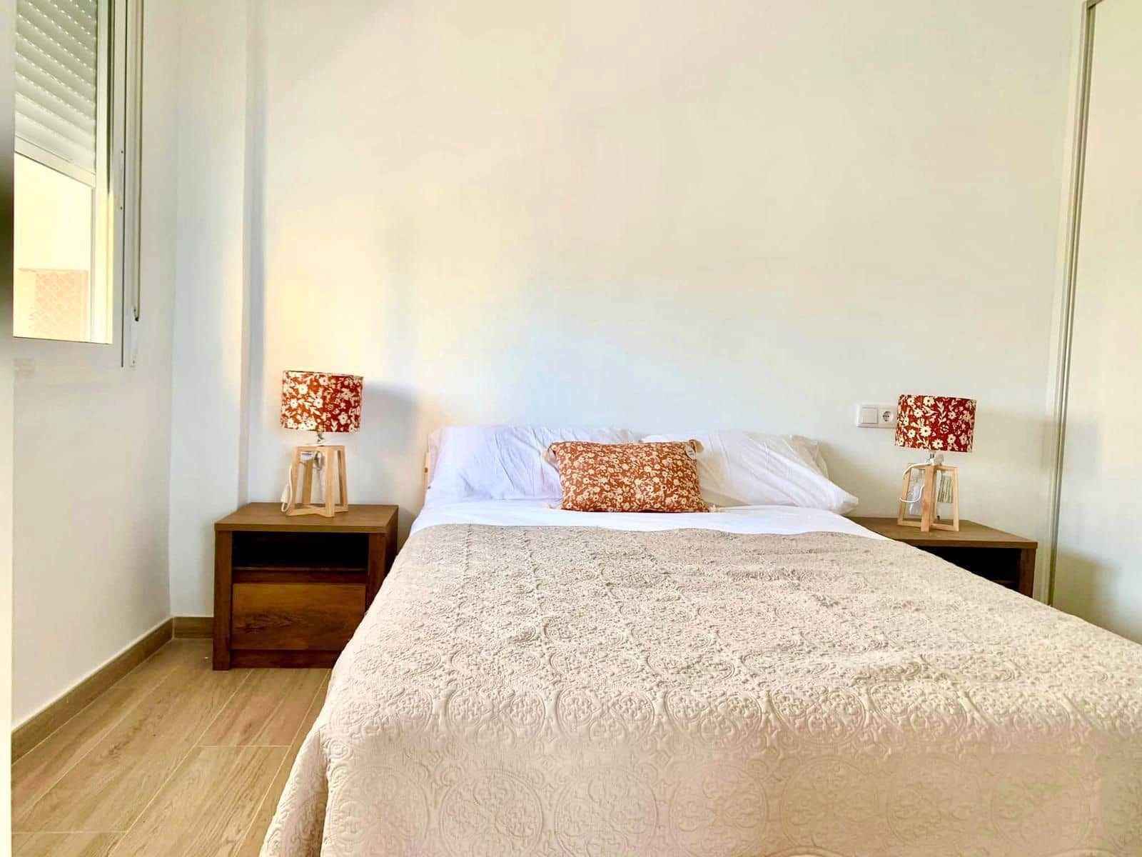 2 slaapkamer Flat te huur in Alicante stad met zwembad garage - € 1.200 (Ref: 8971839)