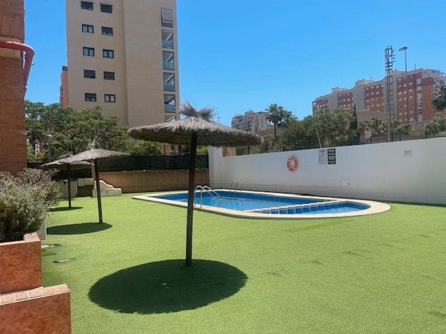 2 soveværelse Lejlighed til leje i Alicante by med swimmingpool garage - € 1.200 (Ref: 8976311)