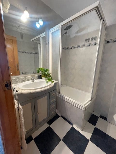2 bedroom Flat for rent in Alicante / Alacant city with pool garage - € 1,250 (Ref: 9158696)